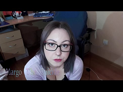 ❤️ Ragazza sexy con gli occhiali succhia il dildo profondamente sulla macchina fotografica ❤ Porno belloal it.chancel.top